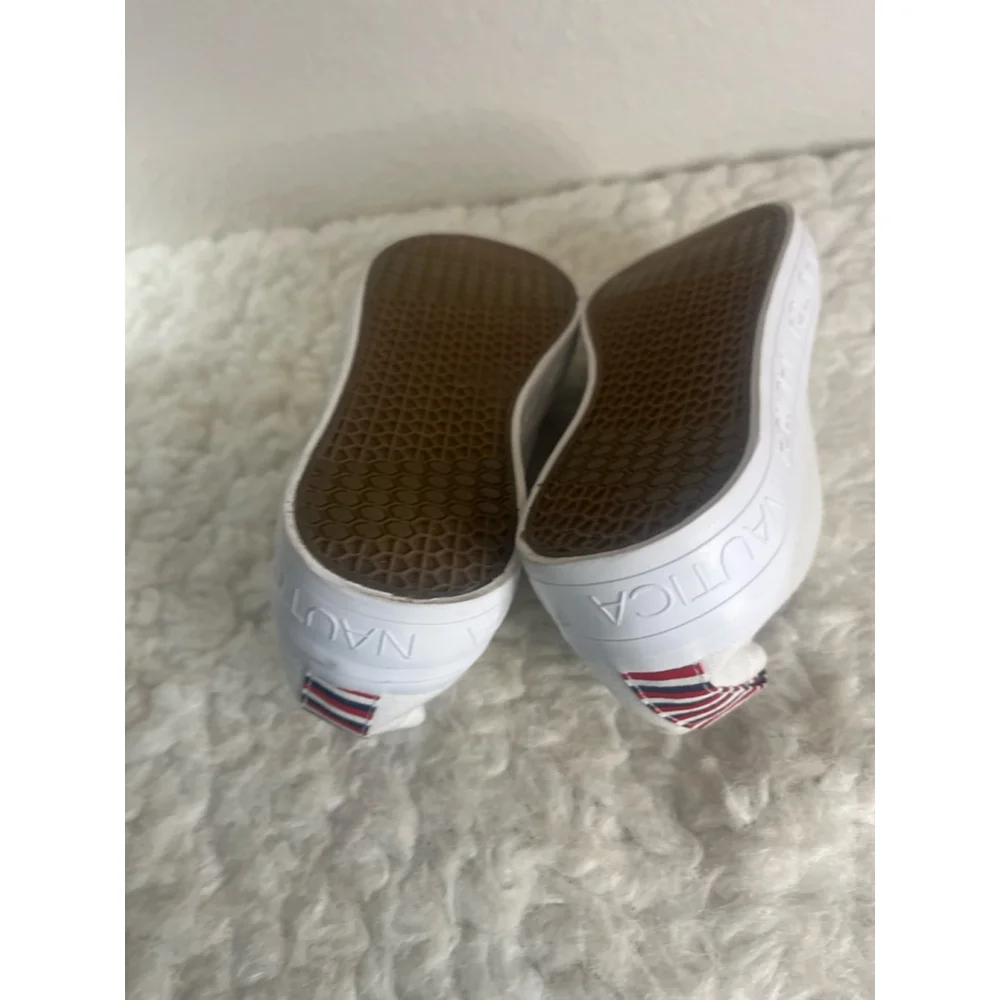 Nautica women's white casual sneakers with a striped heel counter size 10